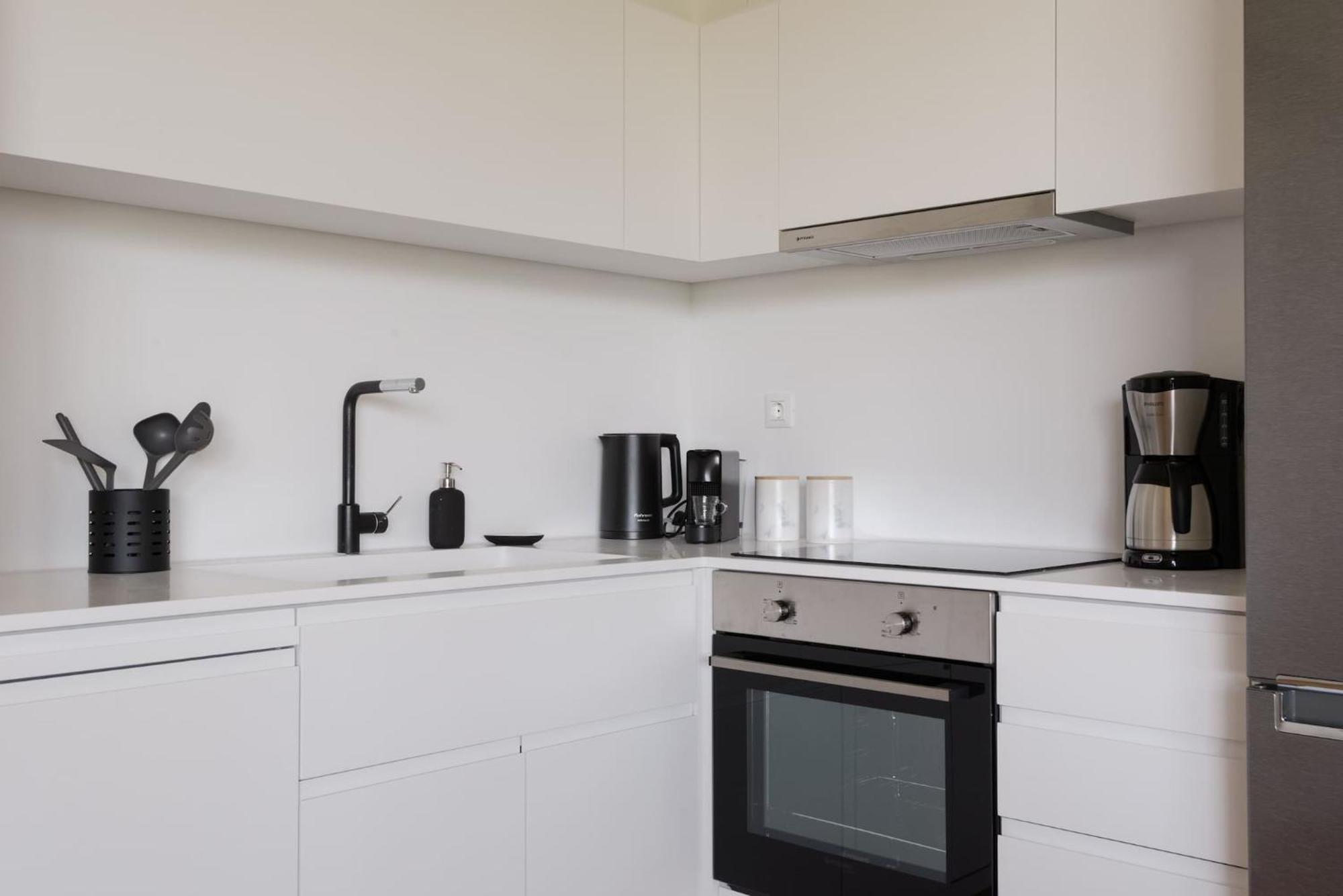 Urban Apt With Stunning Acropolis View & Roofdeck Атина Екстериор снимка