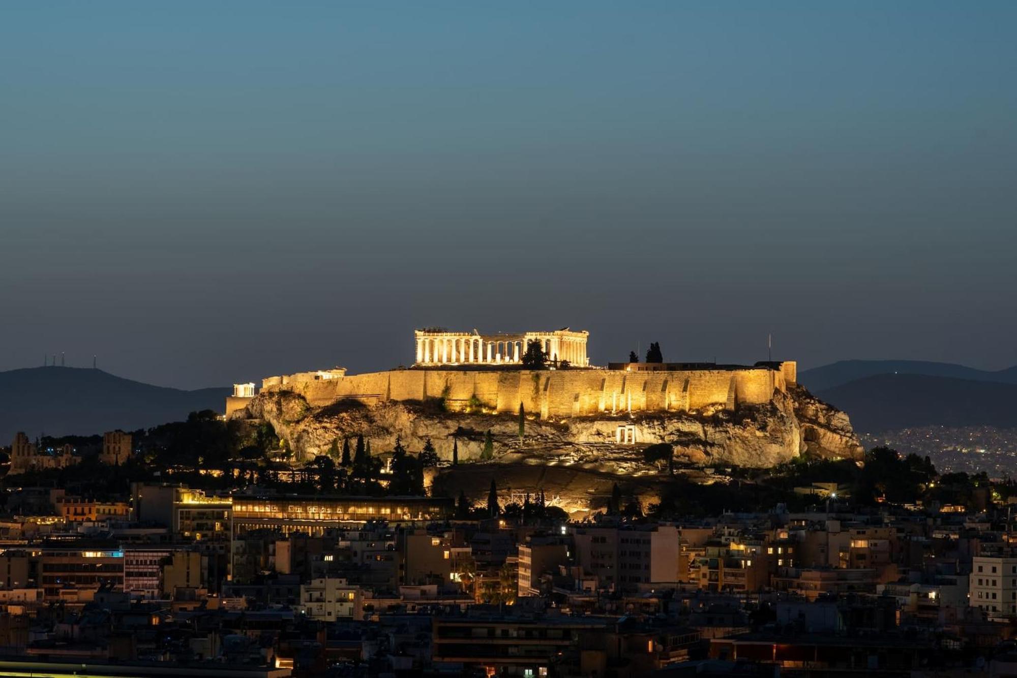 Urban Apt With Stunning Acropolis View & Roofdeck Атина Екстериор снимка