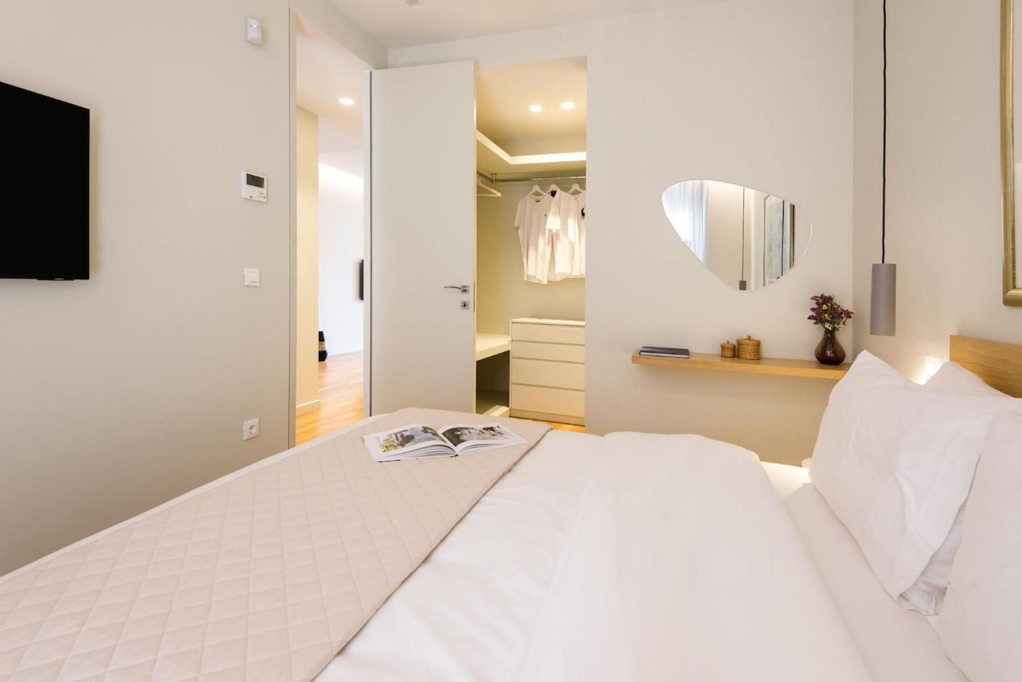 Urban Apt With Stunning Acropolis View & Roofdeck Атина Екстериор снимка